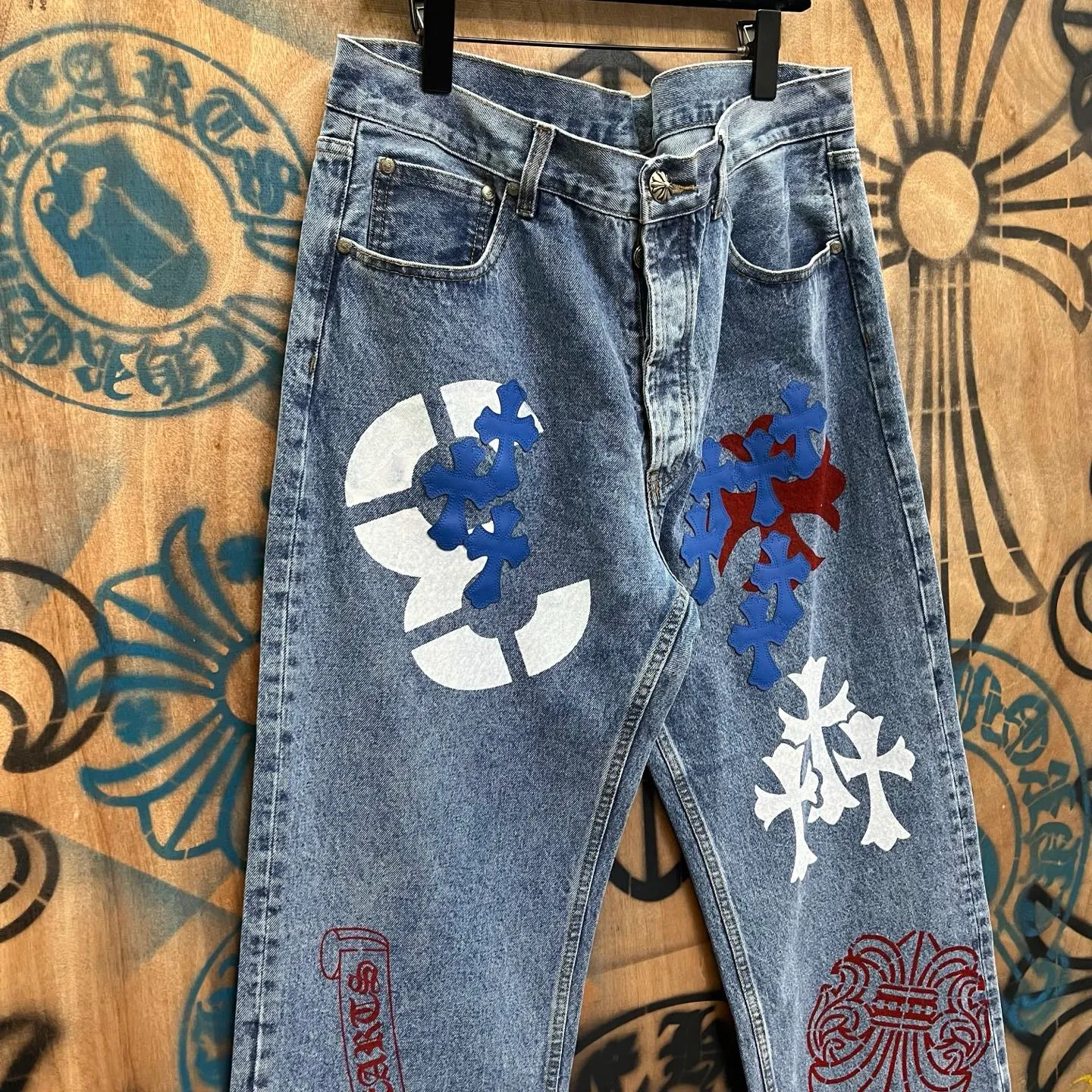 P610 Chrome Hearts Limited Series New City Limited Jeans Chrome Hearts City Limited Jeans vintage levis American made 501 505 517 base remake Levi's American 501 base imported sheepskin 925 silver remake Customers provide waist and pants length or height and weight. The studio will select the most suitable base for you to remake. There are many people doing remakes in the market. Don't belittle or comment. The difference is visible to the naked eye. See and compare for yourself #CHROME HEARTS Unisex style